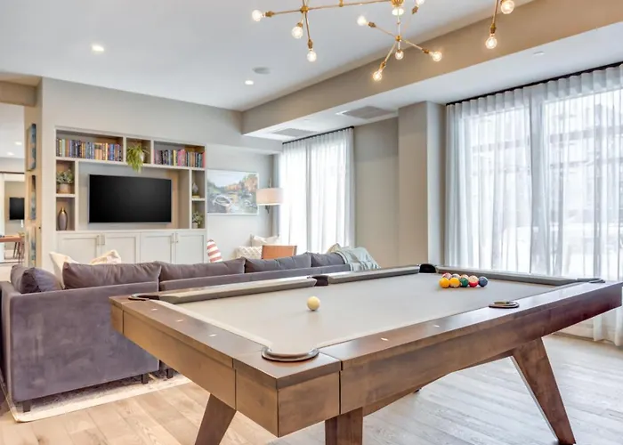 1br W Lounge Pool Gym Nr Metra Chi-861 *