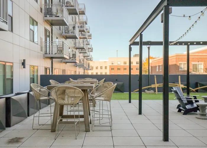 Apartment 1br W Lounge Pool Gym Nr Metra Chi-861 *
